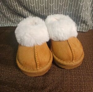 Cozy Tan Slippers with White Fur Trim Size 4 Note 👇👇